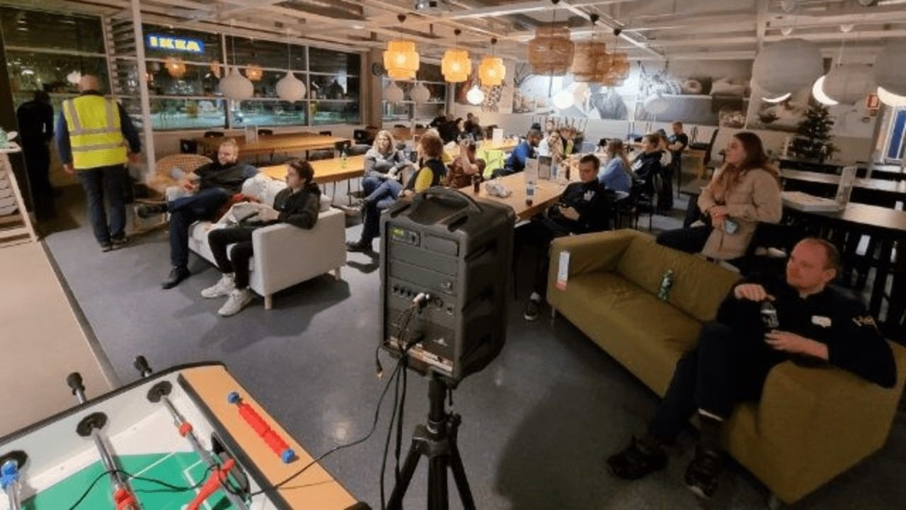 В Дании более 30 человек провели ночь в магазине IKEA из-за сильного снега.