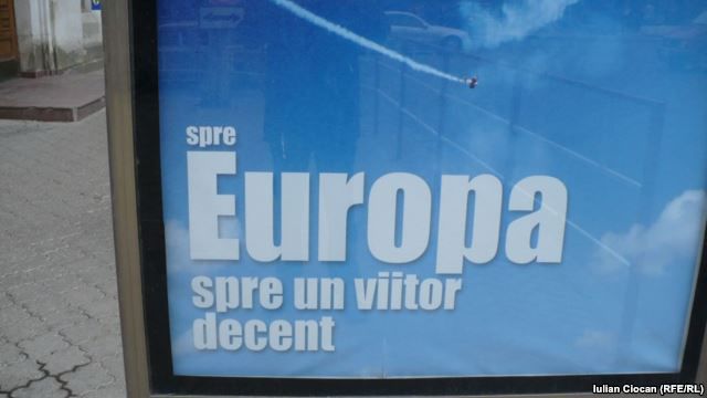E probabil că doar moldovenii mai simt entuziasmul de a-și fi văzut ridicată obligativitatea vizei. Foto: europalibera.org