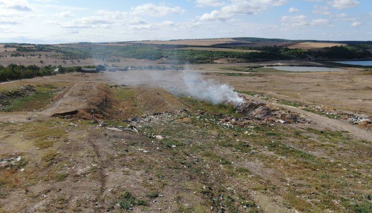 Жители Биличений Векь задыхаются от зловония, свалка горела 4 дня.