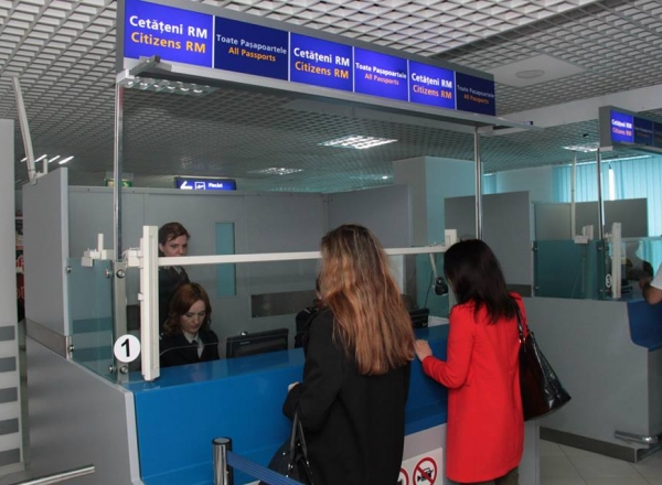 Sute de moldoveni au plecat in tarile UE doar cu pasaportul biometric, chiar in prima zi de abolire a sistemului de vize.