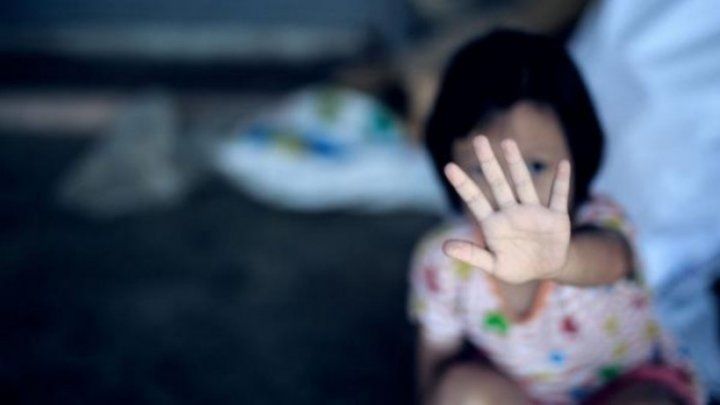 Fetiță violată într-un autobuz. Mama a găsit-o plină de sânge