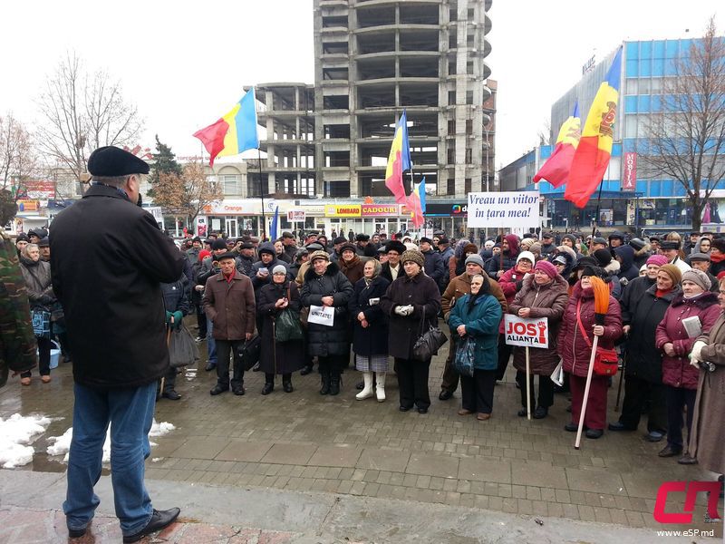 Организаторы протеста проводили среди присутствующих сбор подписей.