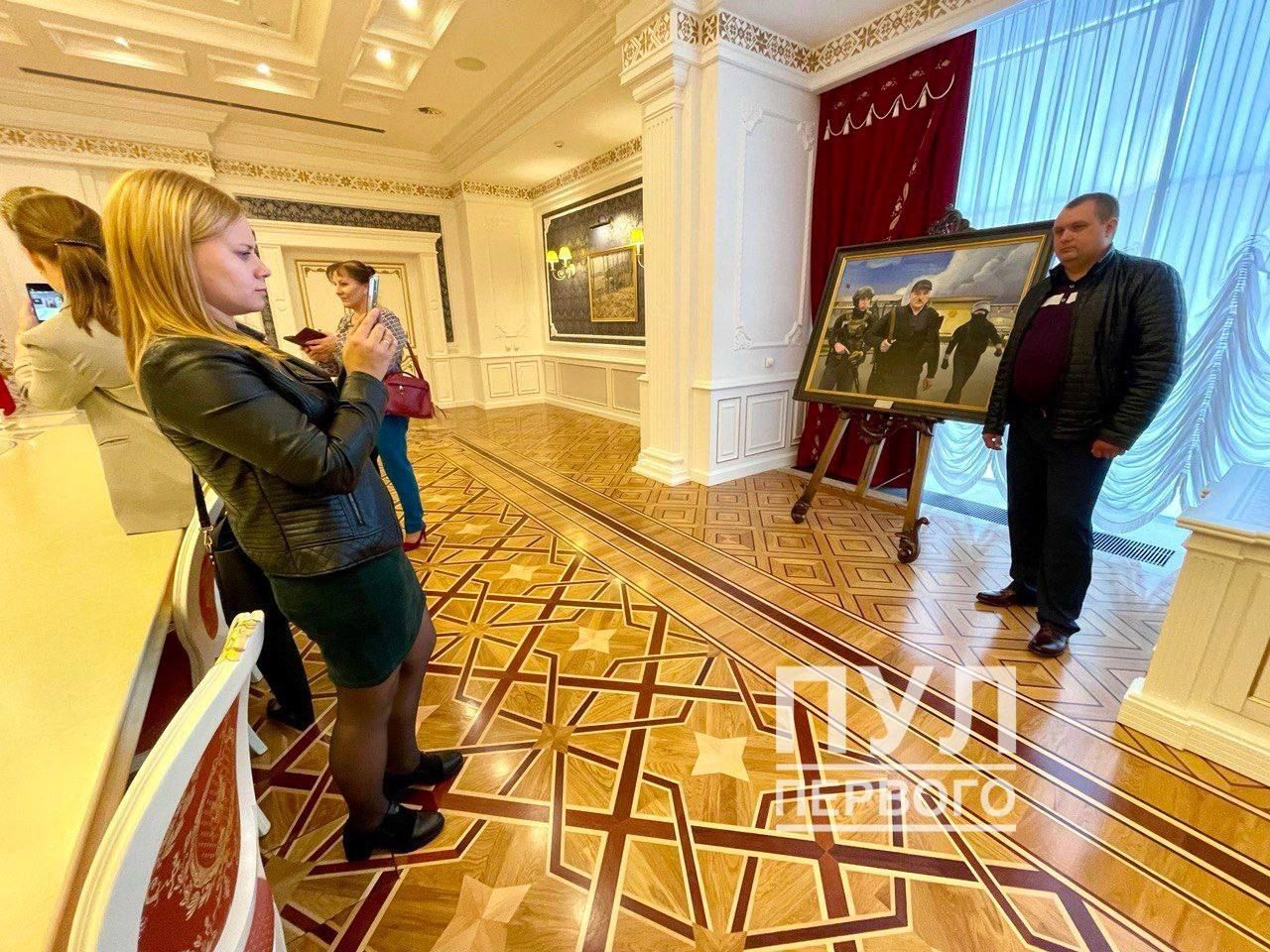 В резиденции Лукашенко выставили картину, где он изображен с автоматом.
