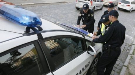 Superiorii poliţistului susţin că un astfel de comportament este inadecvat şi că vor cerceta cazul.