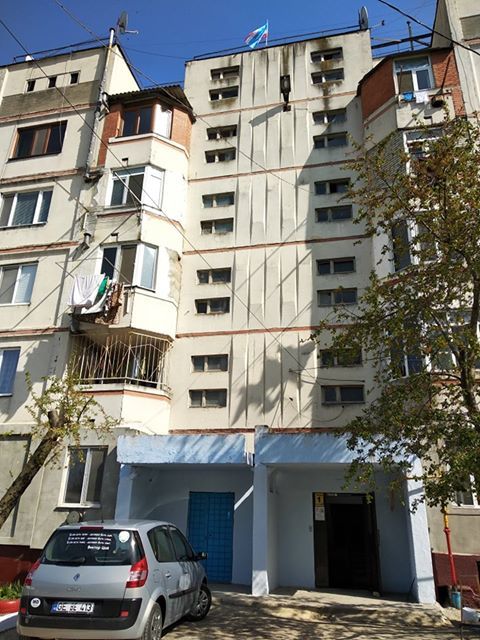 На крышу дома жильцы водрузили флаг Гагаузии, а во дворе посадили цветы.