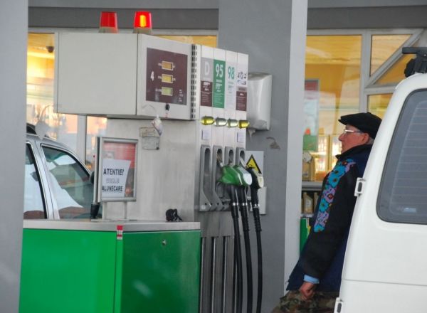 Efectul a fost însă invers, iar în ultimele 7 luni prețul carburanților a ajuns să fie majorat cu aproape 2 lei