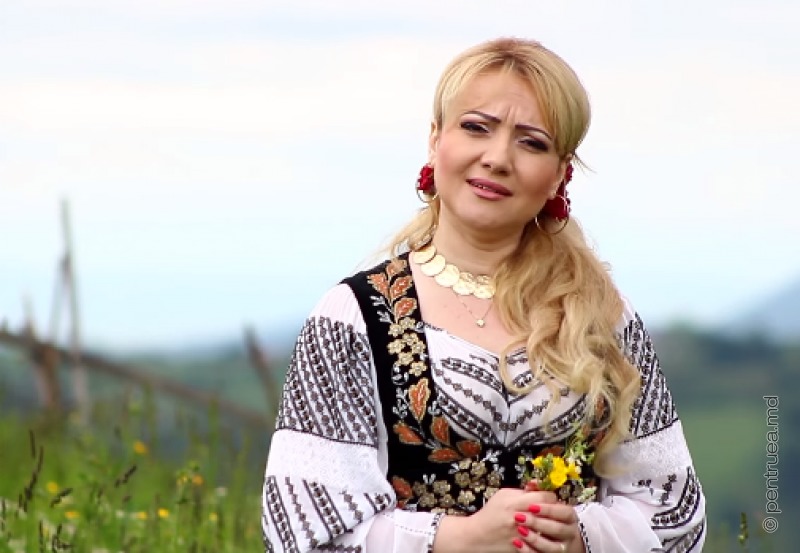 Исполнительница народных песен Адриана Окишану за мажоритарную систему выборов.