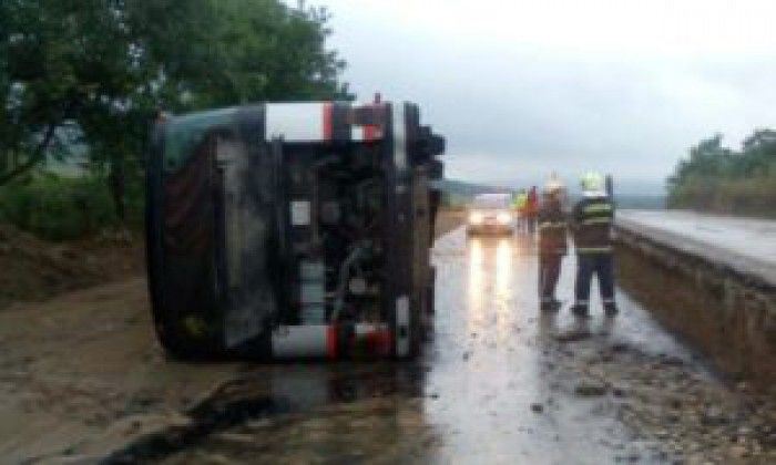 Пожарные не покидали места аварии в течение 4 часов, пока автобус не был перевернут в исходное состояние. Фото: expresul.md.