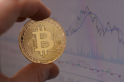 Биткоин за сутки обрушился на четверть. Фото: ria.ru