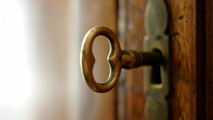 Un băiat de 8 ani a alungat un hoţ în timp ce se afla singur acasă