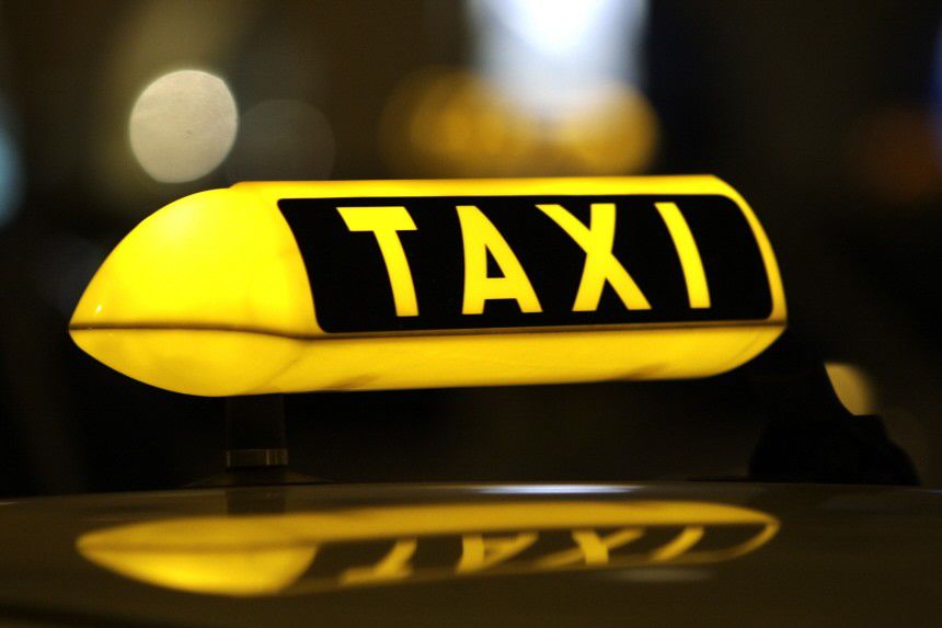 Beţi şi tupeişti. Acte huliganice la adresa unui taximetrist. Foto simbol: knossosbeach.com