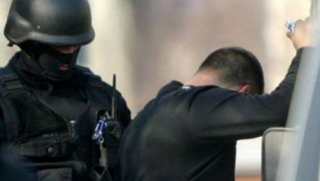 Arestat în timp ce încerca să ascundă milioane de dolari în grădina unei mănăstiri. Foto: rtv.net