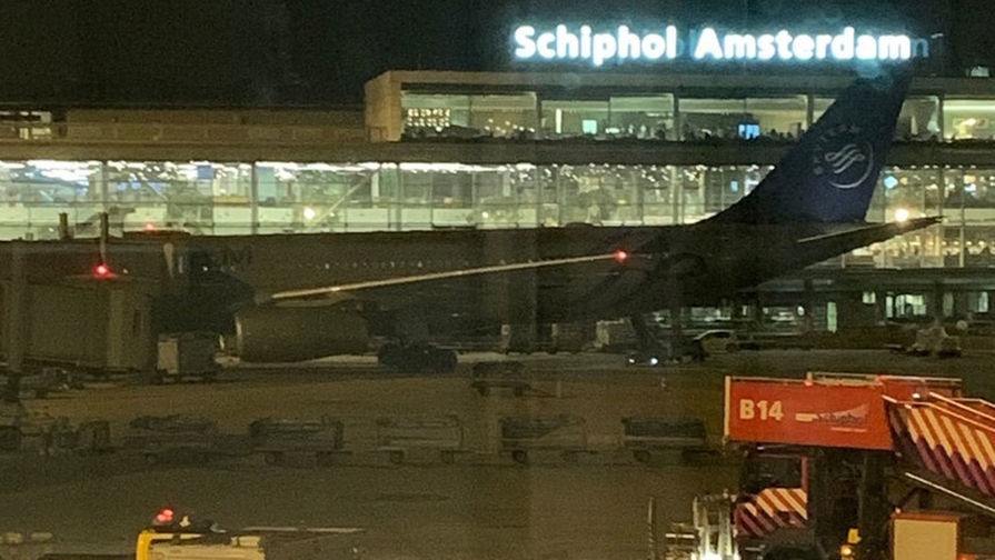 В сети появилось видео из аэропорта Амстердама после сообщений о захвате самолета.
