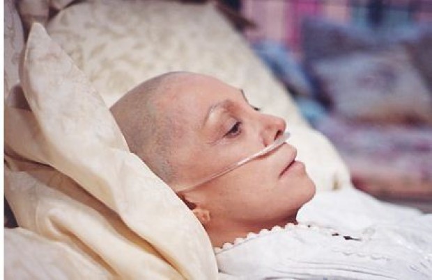 În cele mai multe comunităţi, cancerul rămâne tabu şi persoanele ce suferă de această boală sunt stigmatizate şi discriminate.