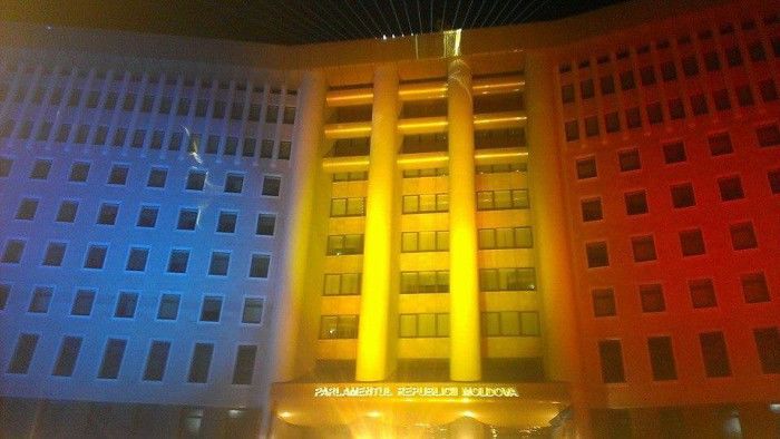 Clădirea Parlamentului, iluminată în culorile Drapelului de Stat şi a Europei. Foto: unimedia.info