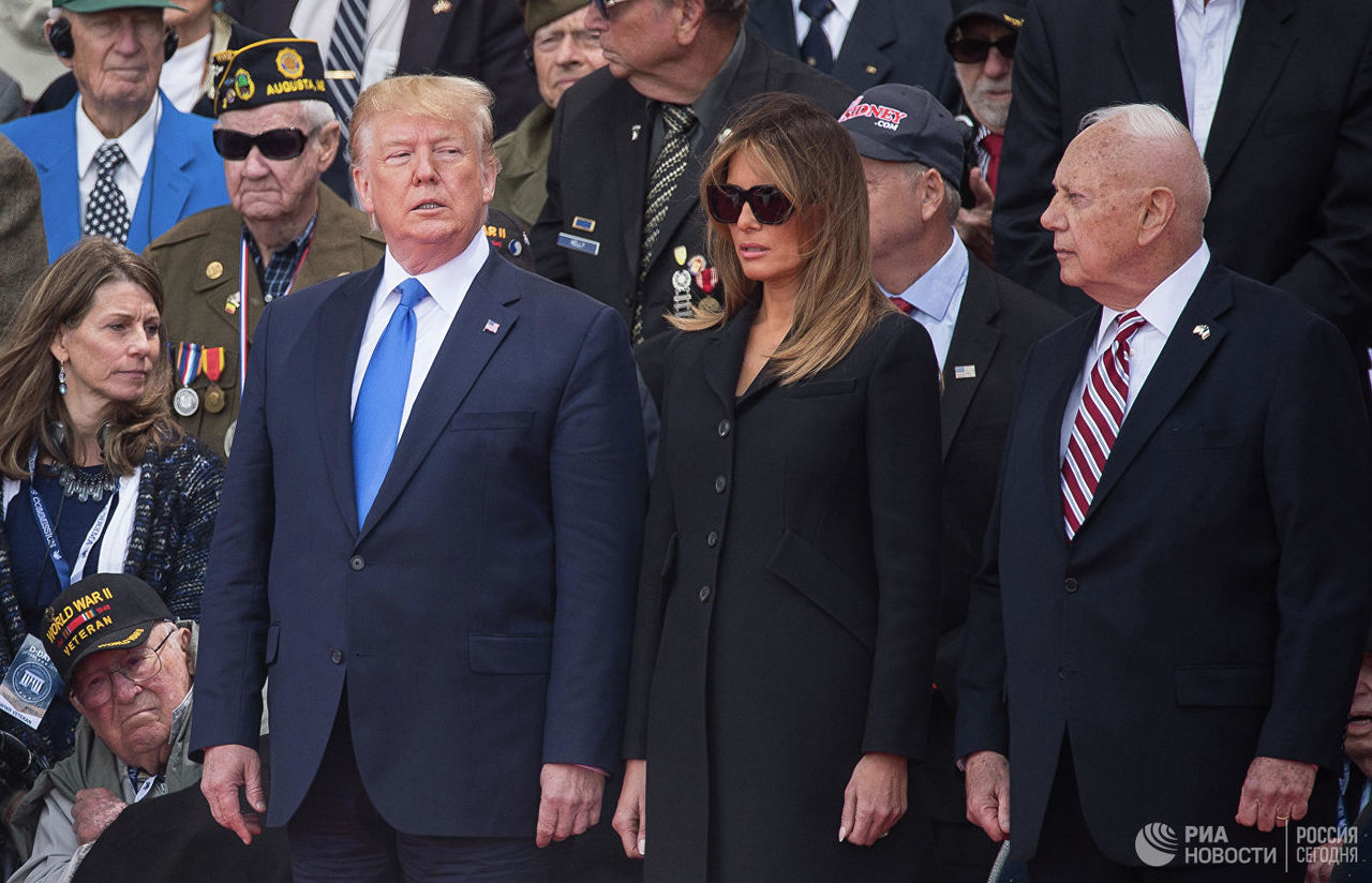 Жители французского Кана вышли на манифестацию против приезда Трампа.