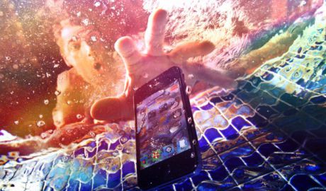Pune smartphone-ul într-o pungă cu orez sau cereale uscate, care vor absorbi restul de umezeală din gadget. Foto: playtech.ro