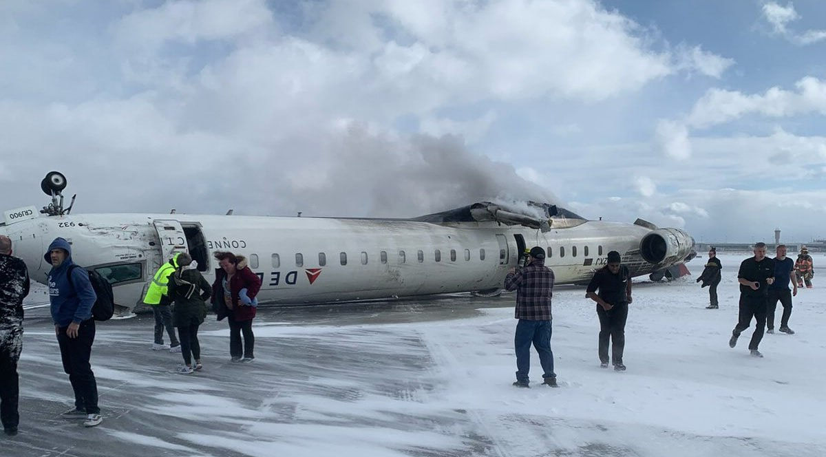 Самолет американской авиакомпании Delta перевернулся в аэропорту Торонто.
