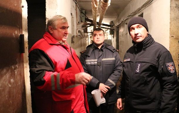 В Киеве проверяют подземные укрытия.
