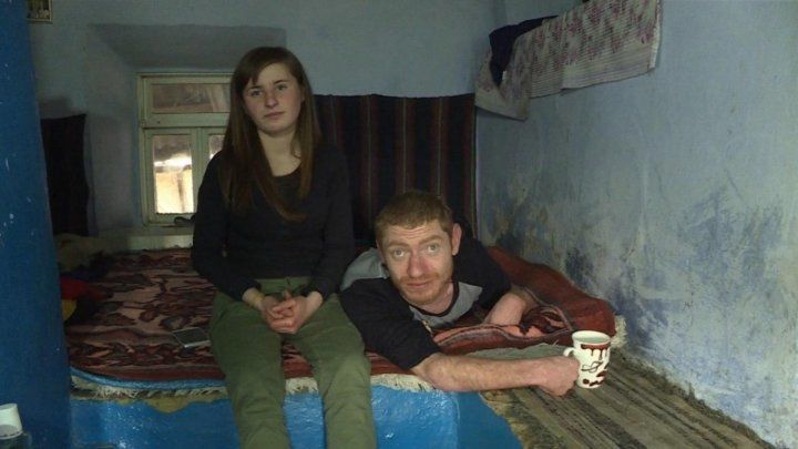 Девушка из села Кодрянка ухаживает за прикованным к постели братом.