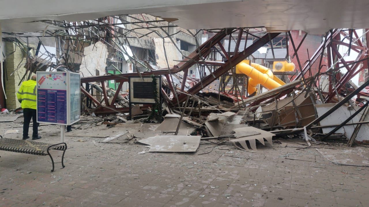 В мексиканском торговом центре на покупателей рухнула крыша.