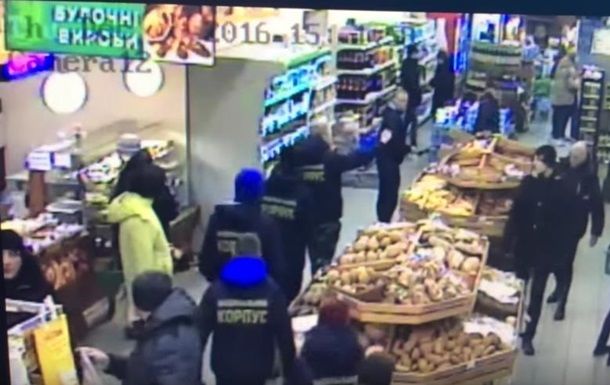 В Черкассах радикалы ограбили супермаркет.