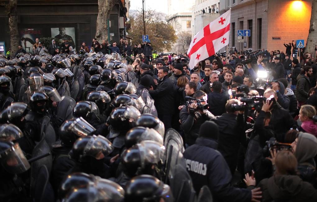 В Грузии оппозиция угрожает не впускать депутатов в здание парламента.