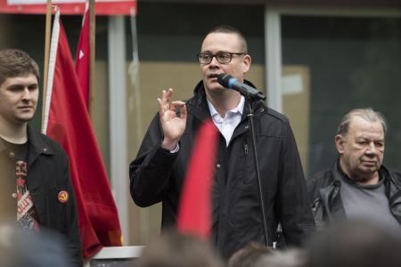 Бельгийского политика ранили во время демонстрации в Льеже.