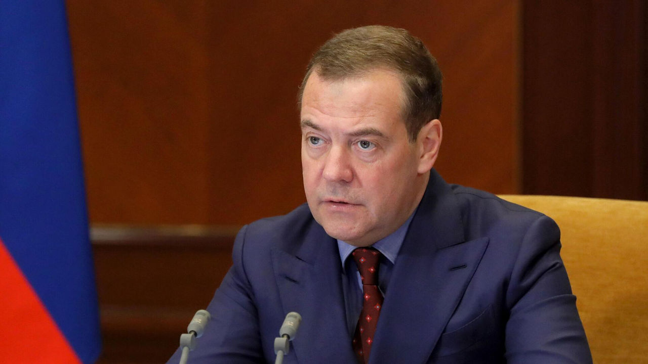 Медведев сравнил упреки в адрес России с обвинениями в убийстве Цезаря и гибели динозавров.