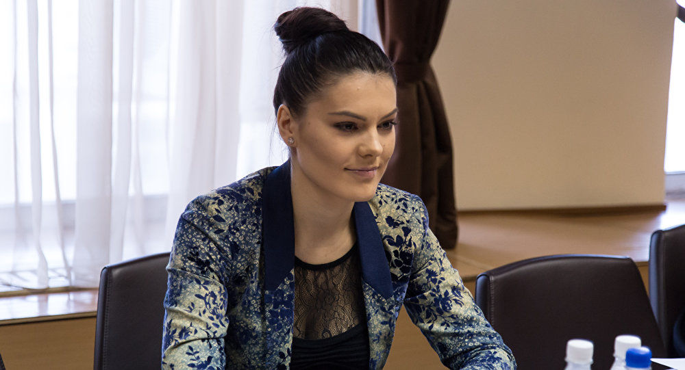 Editorialistul Nicu Goncear observă cum, datorită campaniei prezidențiale din Republica Moldova, modelul Alina Zotea, care a ajuns între timp și deputat, va reuși să urce mai sus în cariera sa personală.