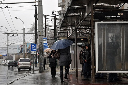 Вместо снегопадов и метелей — дожди и гололед.