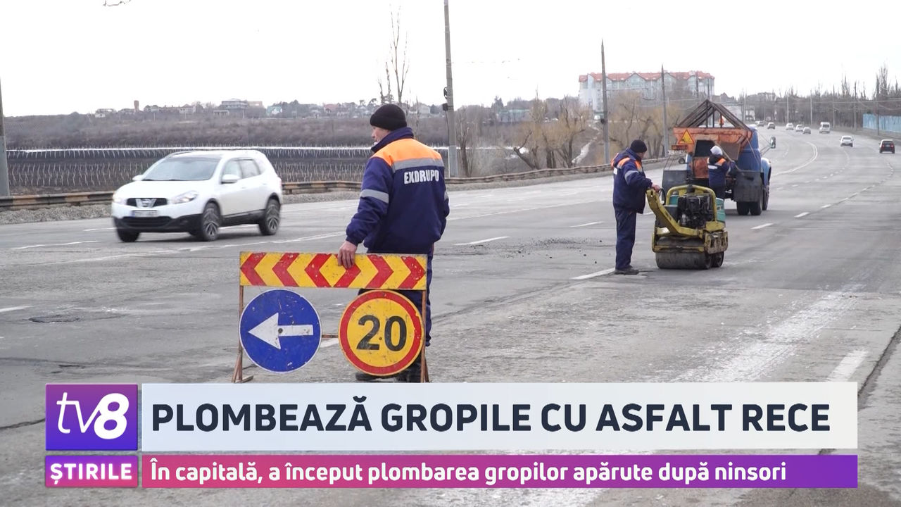 На дорогах столицы начали заливать ямы, появившиеся после таяния снега.