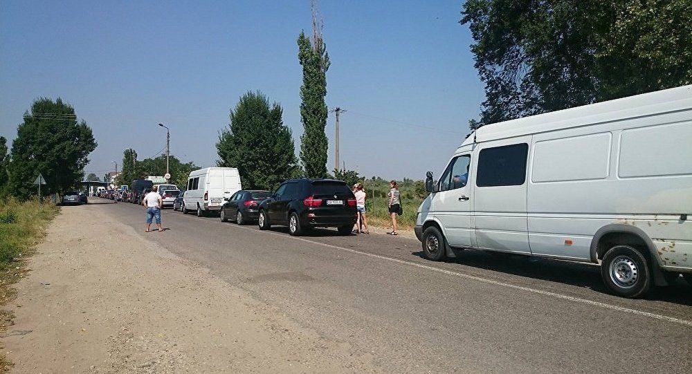 Câteva sute de mașini își așteaptă rândul pentru verificarea actelor la punctul de control vamal Cahul pentru a ieși din Moldova.  Sputnik a fost informat despre această situaţie de către șoferii care se află acum în apropierea punctului de control, aşteptând să traverseze frontiera.  Potrivit Poliției de Frontieră a MAI al RM, în ultimele 24 de ore fluxul de pasageri la graniţa de stat a constituit 67 de mii 932 de persoane, iar fluxul de mașini a fost de 15 mii 686 de unități.