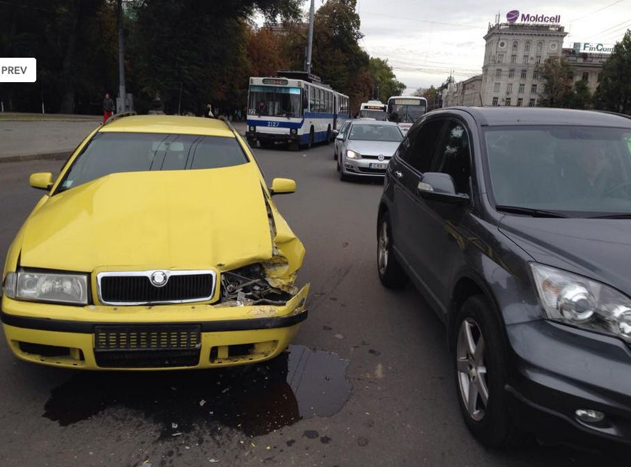 Цепное ДТП произошло перед Триумфальной аркой в центре столицы.