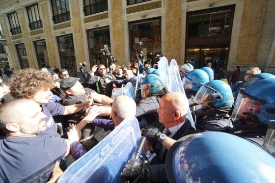 В Италии демонстранты штурмовали мэрию Неаполя, есть пострадавшие.