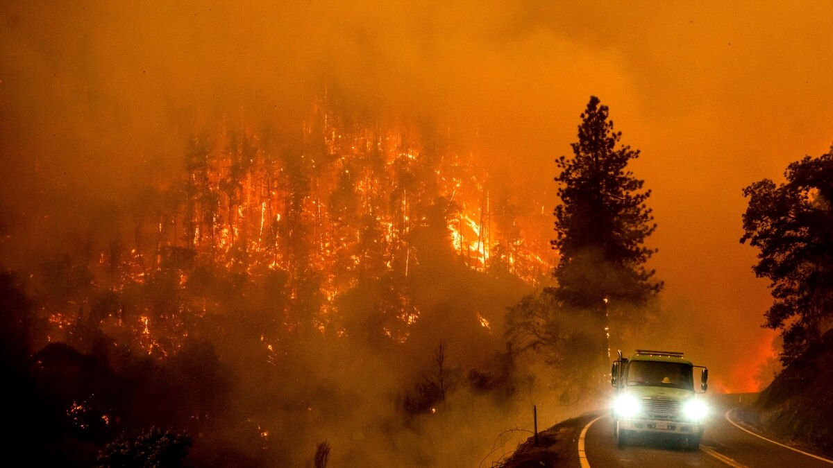 Incendiu forestier masiv în California: 12.000 de oameni au fost evacuați.