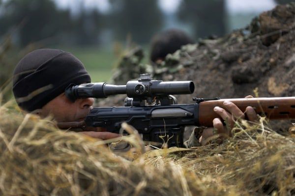 В Донбассе в районе Горловки снайпер ранил украинского волонтера Юлию Толмачеву. 