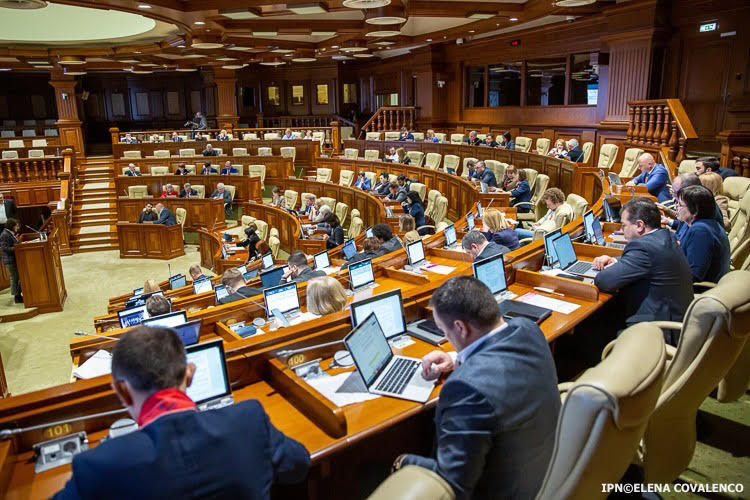 Постоянное бюро и парламент Молдовы проведут заседания на каникулах.