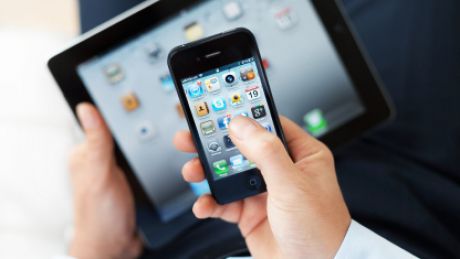 De câte ori pe zi îşi verifică oamenii telefonul mobil. Foto: ancaduma.ro