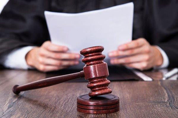 Рассматривая запрос об аресте, судья признал подозреваемого невиновным.