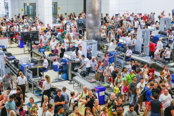 Dacă zburați prin Europa, fiți pregatit să stați ore întregi la coadă în aeroporturi. 