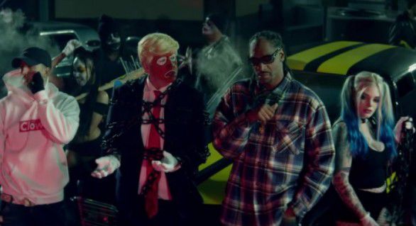 Botezat Ronald Klump, clovnul ridică mâinile sus ca și cum ar fi arestat de Snoop Dogg. 