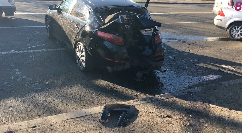 В столице автомобиль врезался в столб: госпитализирован 1 человек.