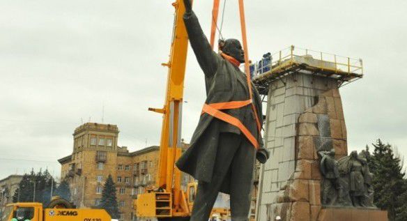 În Ucraina au fost date jos de pe soclu anul acesta 1.320 de statui ale lui Lenin.