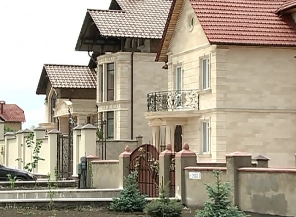 По словам продавца, «там есть два бассейна, необходимая техника, мебель, просто заходи и живи».