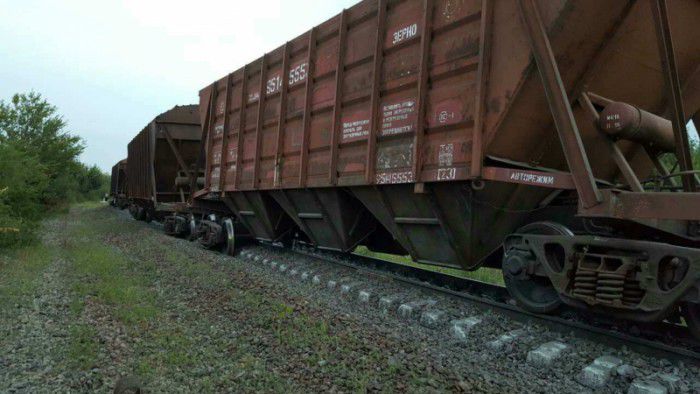 Un bărbat, la spital: Mașina în care se afla, spulberată de un tren marfar. Foto: unimedia.info