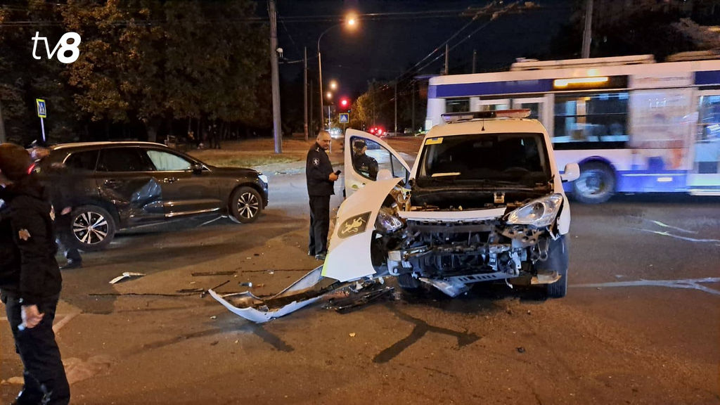 В Кишиневе произошло ДТП с участием машины полиции.