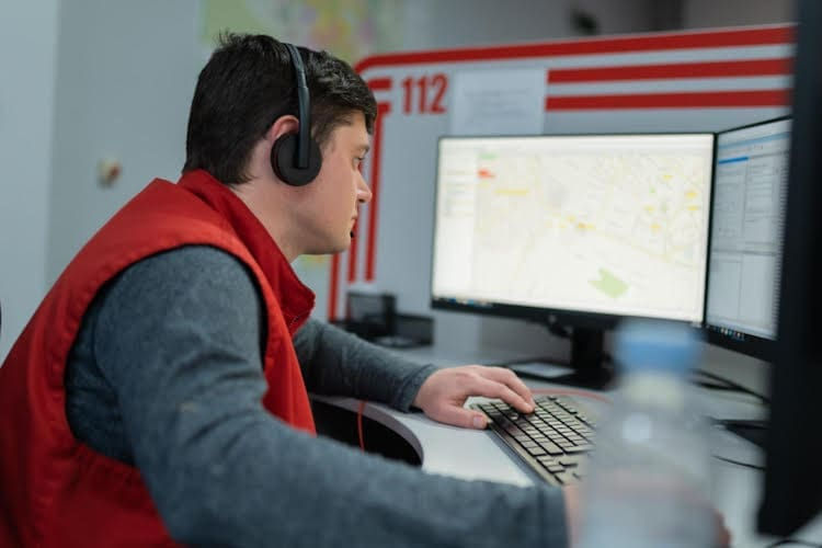 Peste 61.000 de apeluri false și non-urgente, înregistrate la 112 în aprilie.