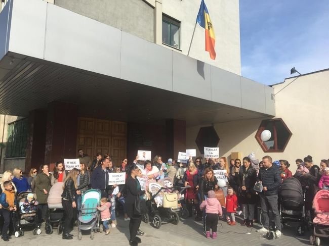 Протестующие требовали освободить Вадима Скарлата у здания НЦБК.