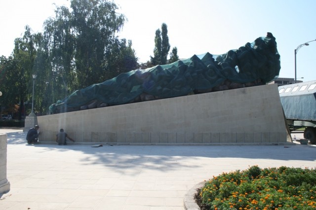 Monumentul dedicat victimelor regimului stalinist va fi inaugurat mâine, la ora 16.00, în scuarul Gării Feroviare.
